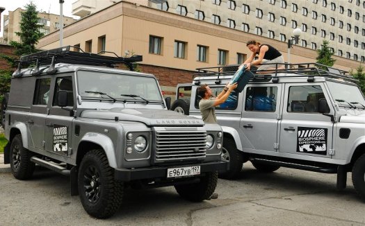 Jenny & Jiri unpacking a Land Rover